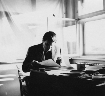 Gerhard Altenbourg am Arbeitstisch, 1965